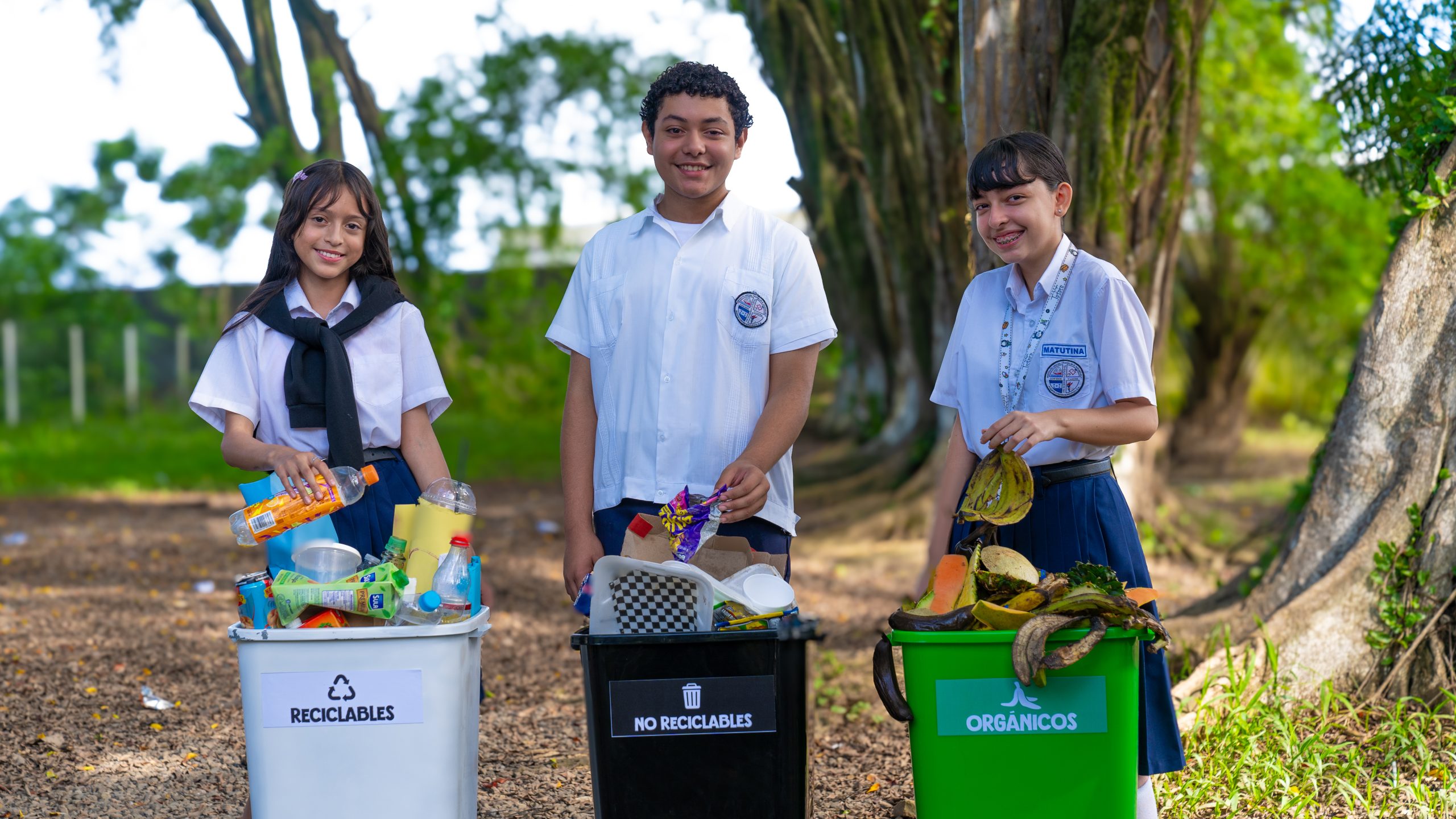 Estudiantes reciclando